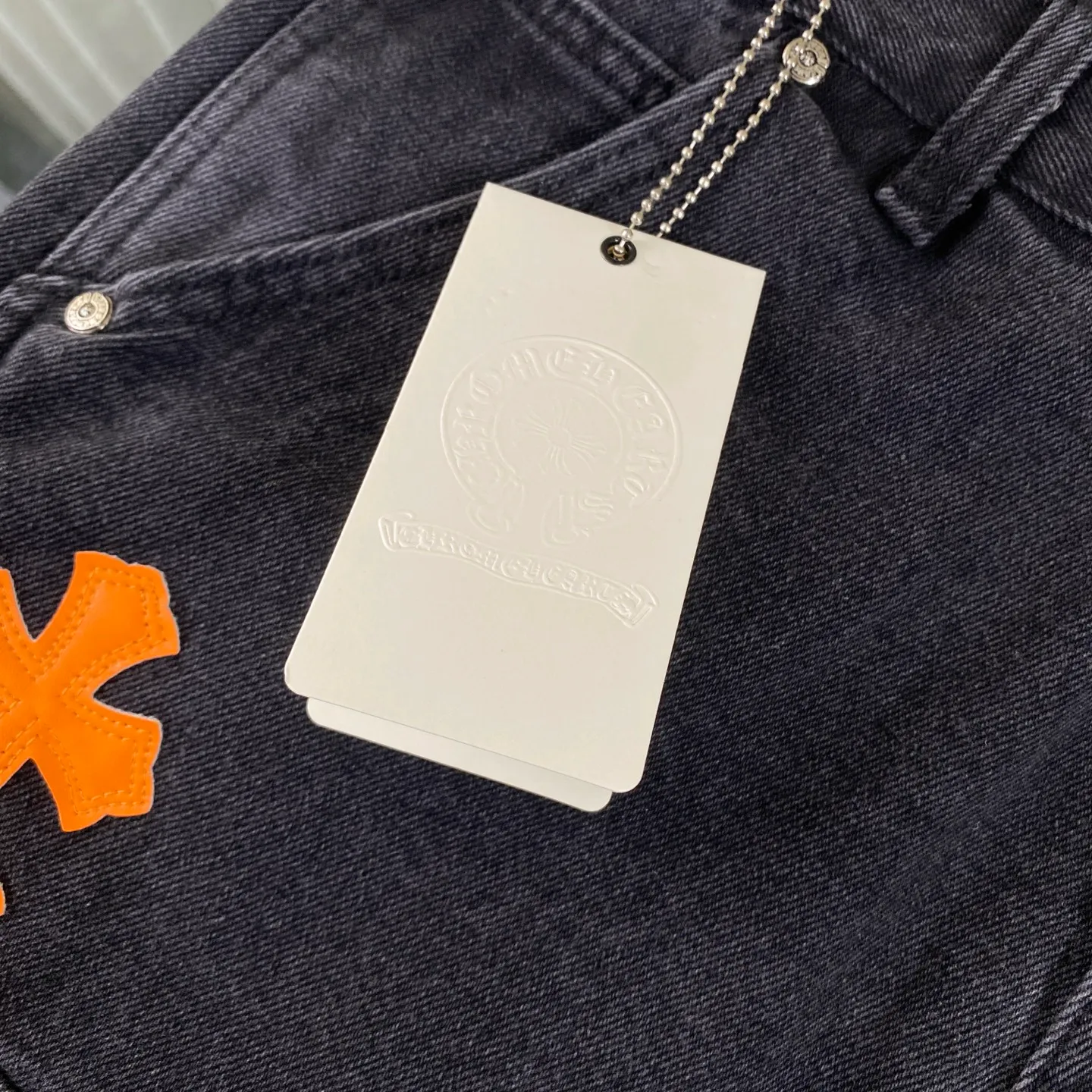 P270 CH Chromehearts limited edition orange cross patch leather black work jeans denim logging pants, counter price 34W level, patch cross pattern embellishment, washed jeans! ! An absolutely high-end luxury product, a 1.9W-level god-level single product, a super popular product, made by top heavy industry, a magic weapon that cannot be missed! [About Zangyin] This is an extremely luxurious fashion brand that can also be called the aristocracy of the high street. It has always been an exclusive brand for some hipsters or rich second generations. Compared with ordinary high streets, it is more luxurious and noble. Compared with luxury brands, it is more fashionable and individual. It has always been a brand that I have a special liking for. [Top heavy industry fashion design] Consistently high-street luxury style. Speaking of this style, the Zangyin family and GU family are definitely the leading representative brands. Especially the Zangyin family has really achieved a state-of-the-art effect in creating high-street style. The unique washed material is used to create this style. The color system is already quite eye-catching. After it is decorated with patchwork cross flowers, it cleverly highlights the charm of the brand. Secondly, this style uses classic The high-waist cutting design highlights the long legs and fashionable temperament of the upper body. The brand is highly recognizable and the slim fit configuration is more suitable for daily wear. It is a product that interprets personality, fashion, and specifications at a glance. This single product is enough to make any fan excited. It can be a white T-shirt for a youthful college style, or a tight suspender for a royal style. It has strong matching ability and can be easily controlled by men.  [Materials and craftsmanship] Needless to say, this point goes without saying. As an excellent craftsman brand, Zangyin’s requirements for details and craftsmanship are really perfect. The washed color of this model has gone through so many processes, not to mention the embellishment of denim appliques. It is also purely hand-made and sewn. Just like what they believe in, only hand-made things have soul and have the meaning of wear. A top-notch heavy-duty fashionable denim item, I look forward to your perfect interpretation! !  Color: black gray Size: 28-34